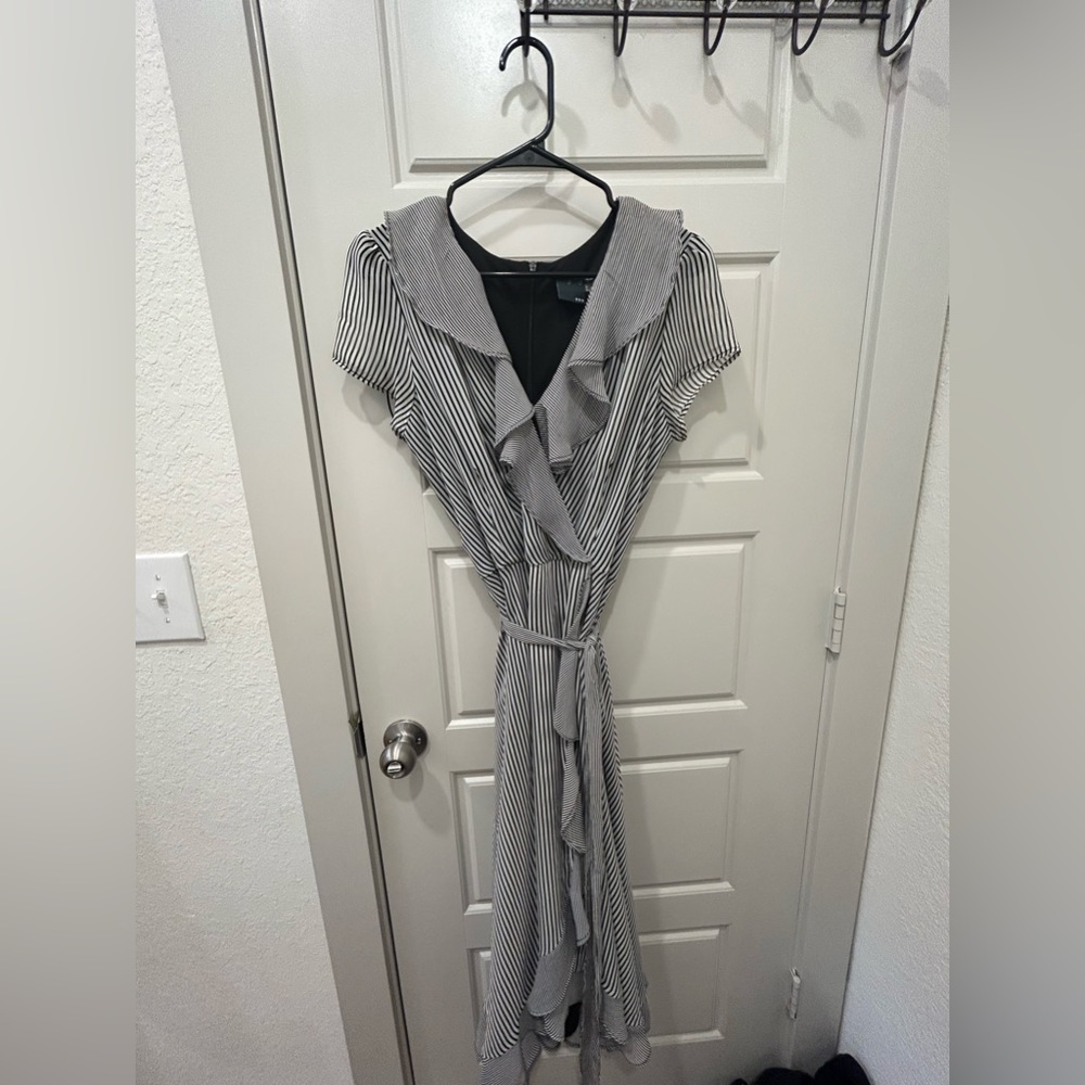 Gabby Skye Size 12 Black and white strip dress